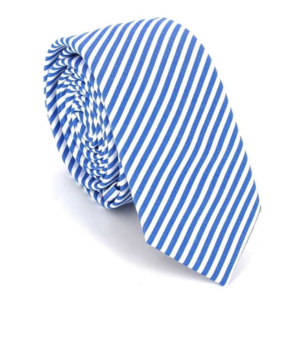 Krawatte mit weißen und blauen Streifen