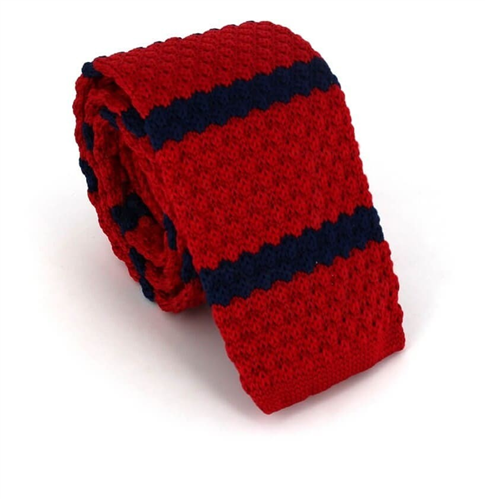 Rote Strickkrawatte mit blauen Streifen