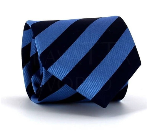 Krawatte mit blauen Streifen