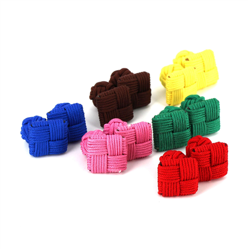SET VON 6 QUADRATISCHEN MANSCHETTENKNÖPFEN MIT PASSEMENTERIE