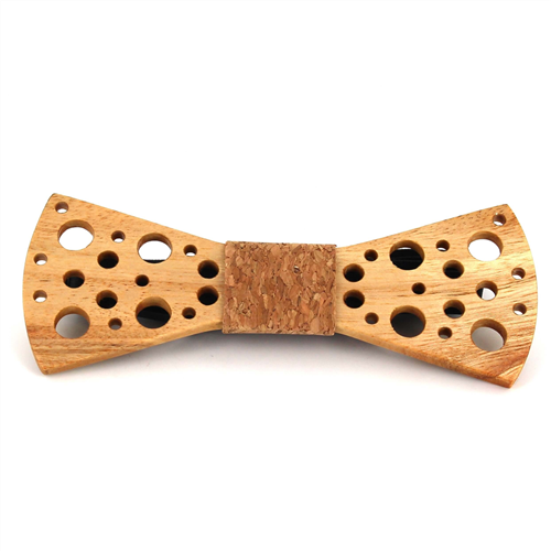 Holzfliege mit kleinen Löchern