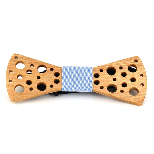 Holzfliege mit kleinen Löchern