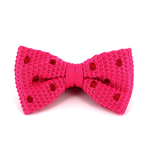Fliege in Rosa mit roten Punkten