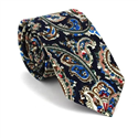 Schmale Krawatte mit dunkelblauem Paisleymuster