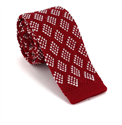Rote gestrickte Krawatte mit Rautenmuster