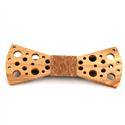 Holzfliege mit kleinen Löchern